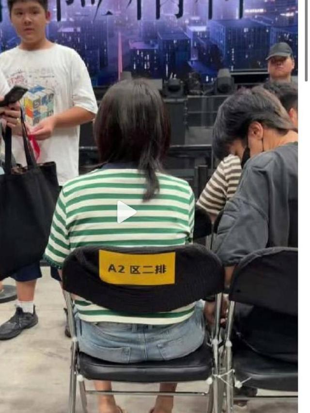 毛不易演唱会北京站吸引众多观众，其中李雪琴与男友王一通现身支持。王一通是才子型编