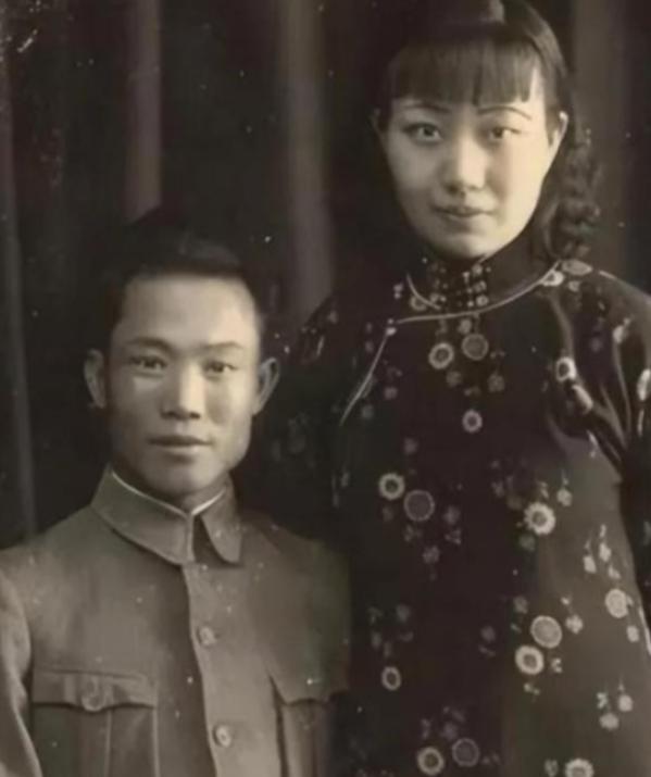 1925年陈诚回乡奔丧，7年未见，妻子吴舜莲满心欢喜想求片刻温存，刚碰到他的衣角