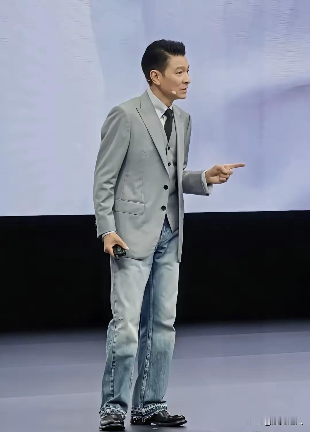 我敢说，西装、牛仔裤配皮鞋这套穿搭，真的只有老一辈港星才能穿出那个味道！9月