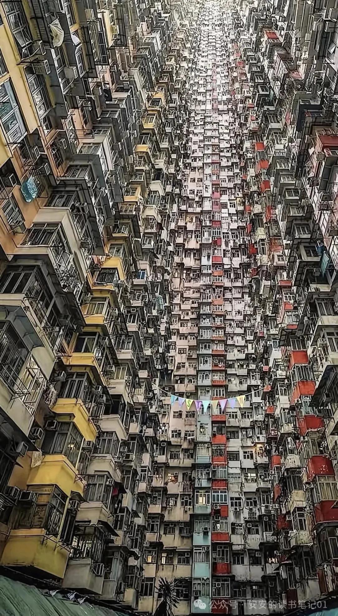 这就是香港大名鼎鼎的怪兽大厦，第一眼看上去真的特别震撼。密密麻麻的楼房挤在一起，