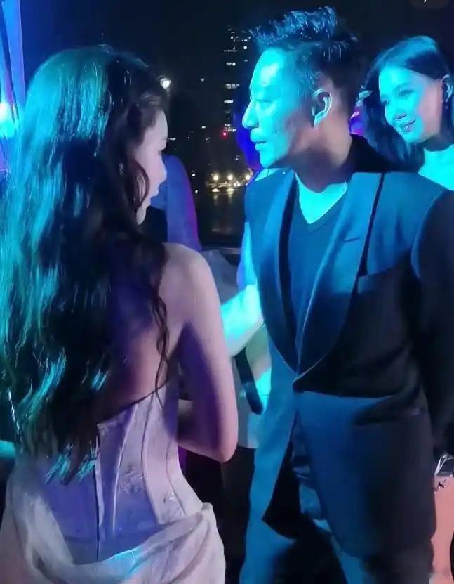 汪小菲带妻子参加活动，王中磊当面搂着马筱梅的腰，也许有钱人的世界咱们不懂吧！​