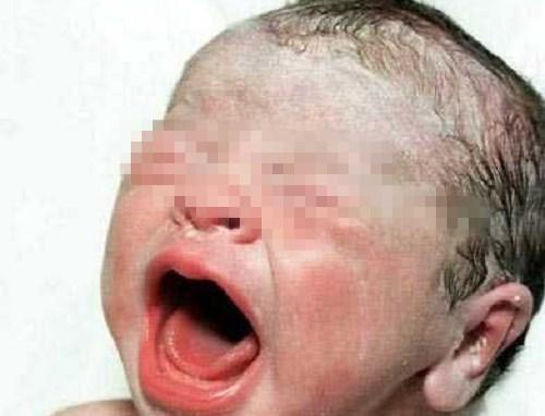 奶奶照顾新生儿, 宝宝脐带流出黄色液体, 妈妈: 他可是你亲孙子