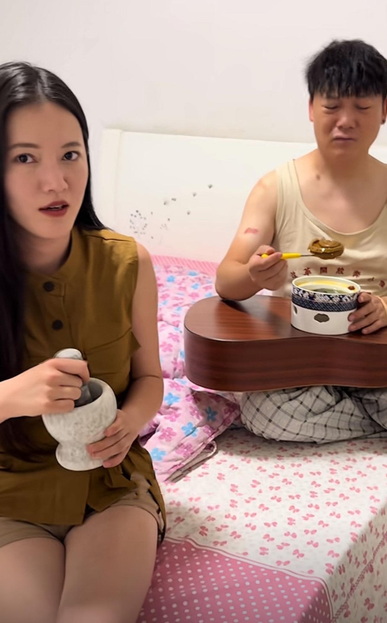 以前总羡慕别人媳妇温柔体贴，直到看见这对夫妻才懂真相。刚开始俩人在床上各忙各的