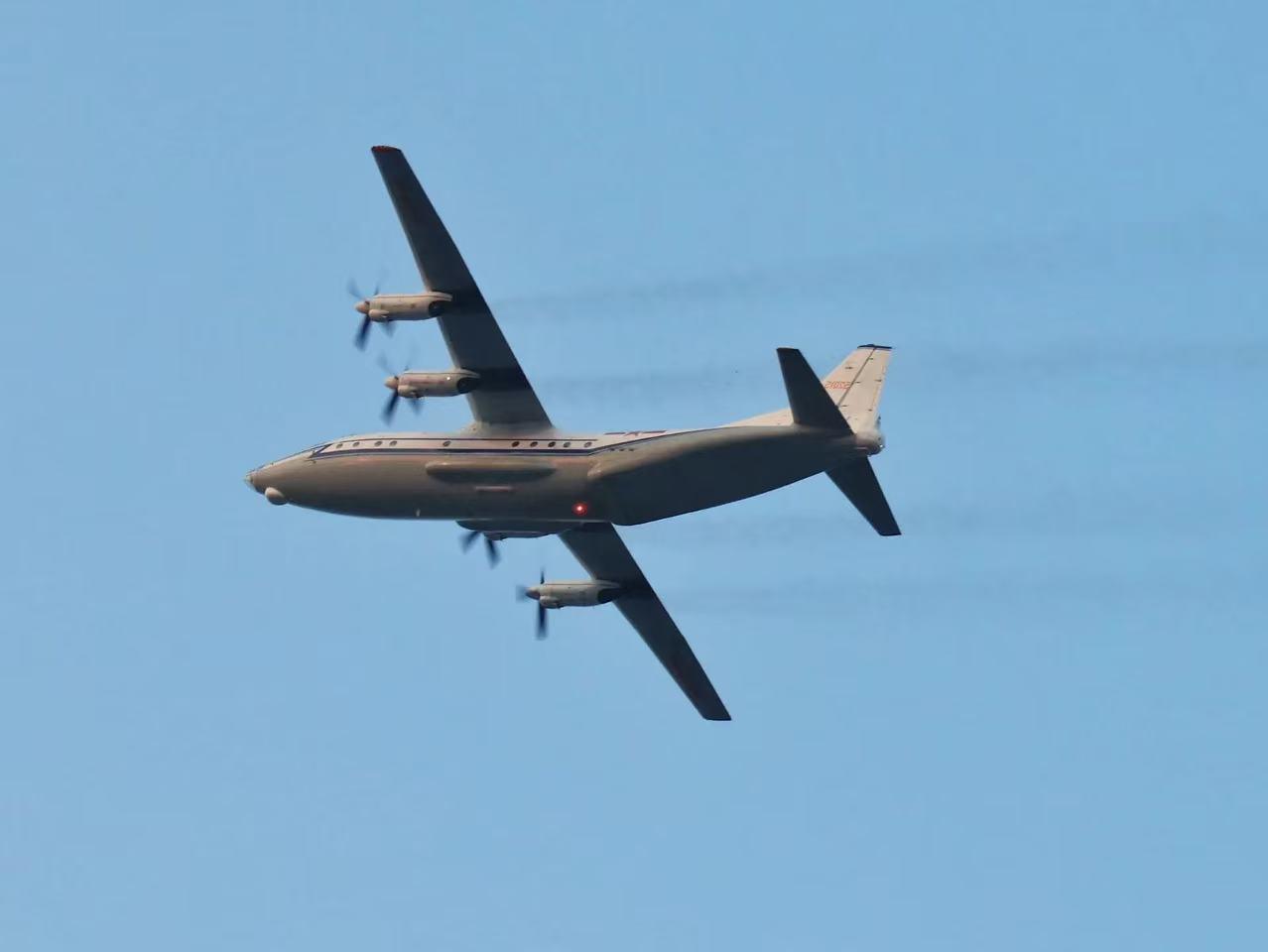 这是陕飞运八运输机的早期型号，机头透明的玻璃导航仓，机头前下方的白色的气象雷达整