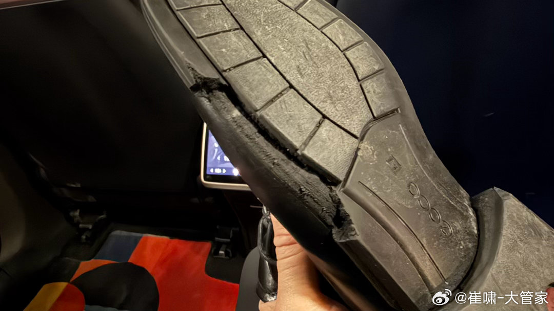 今日拍摄损失惨重，报废正品ECCO皮鞋一双。拍摄前的服装建议是尽可能商务正装，我