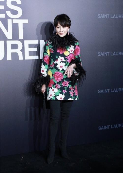 刘嘉玲将大妈们常穿的花裙子穿出了高级时尚感，真是气质出众！