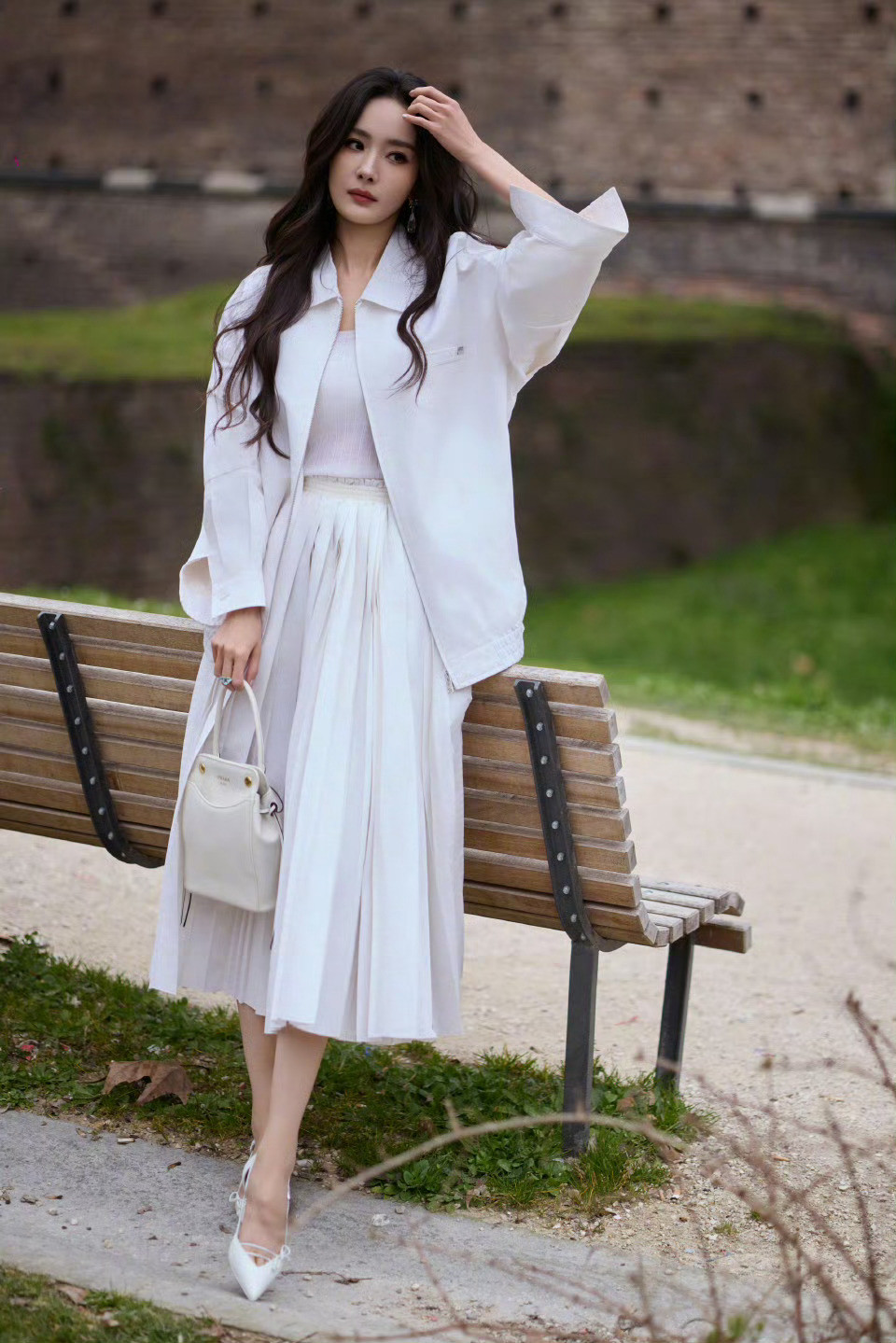 prada真的太宠爱代言人杨幂了，空降代言人，VOGUE开年刊，时尚芭莎开季刊，