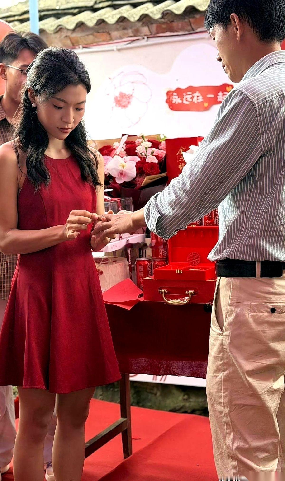 一个00后的小姑娘，找了个能当自己爹的70后，订婚了。朋友圈一堆人喊“真爱无敌