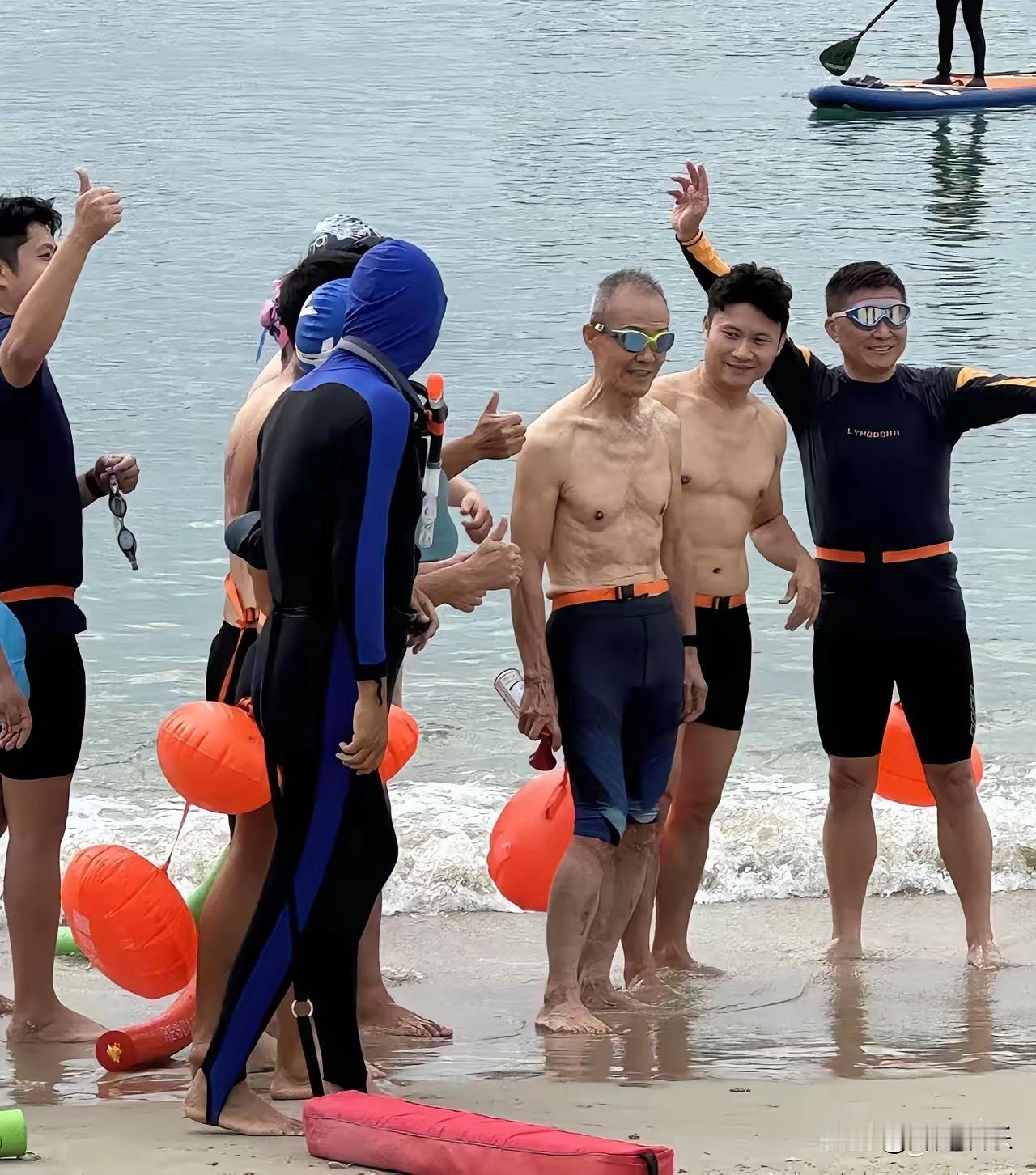 刷到75岁的王石赤膊照片，腰背微驼，肚子松松的，看着都可怜，难怪被小娇妻嫌弃，就