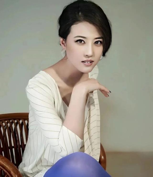 1990年，吕良伟父亲大骂：“你老婆周海媚天天睡到12点，这么懒的女人，也不伺候