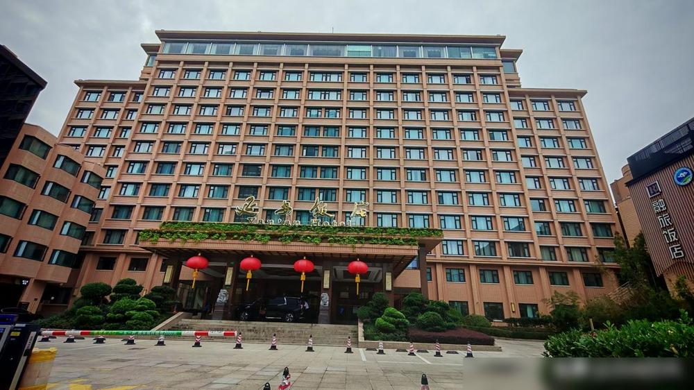 这次来上海住在静安寺附近的上海延安饭店，个人觉得相当经济实惠。在上海选酒店，