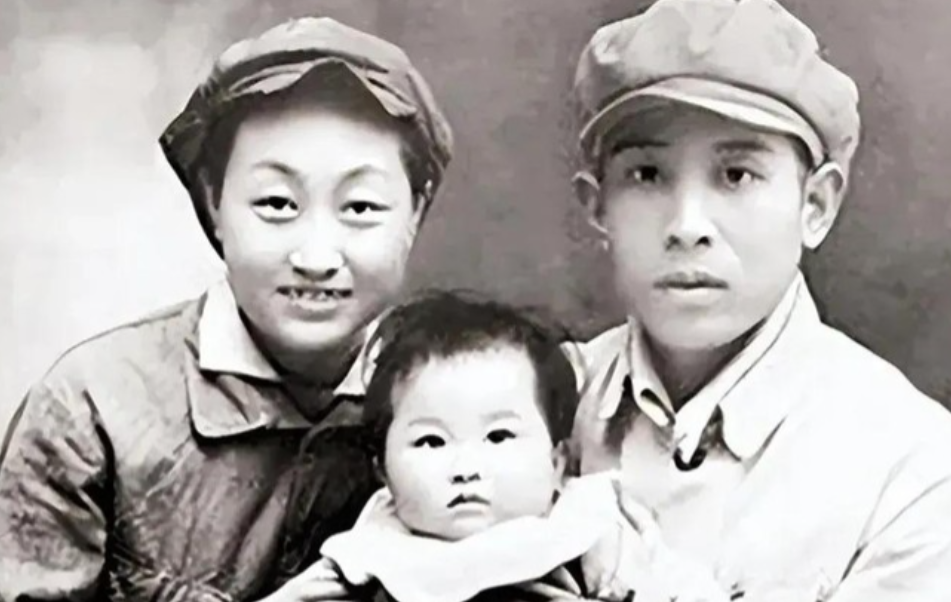 1938年，两位地下工作者假戏真做结为夫妻。然而，婚后妻子却不幸牺牲，丈夫决定终