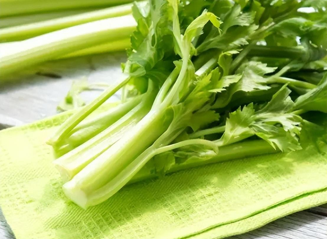 洋葱是尿酸的“杀手”？劝告：要是不想突发中风，3个食物少吃尿酸高和心脑血管的