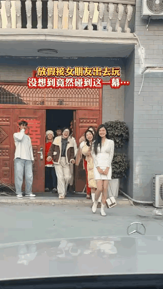 这就是传说中的“全家总动员”吗？感觉比见家长还紧张！