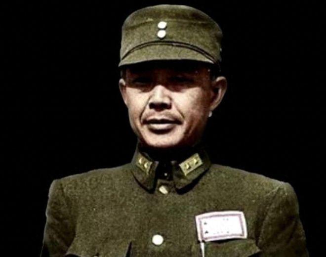 1941年冬，老蒋路过昆明西山，见修筑工事的士兵衣衫褴褛、棉衣飞花，怒问是谁的部