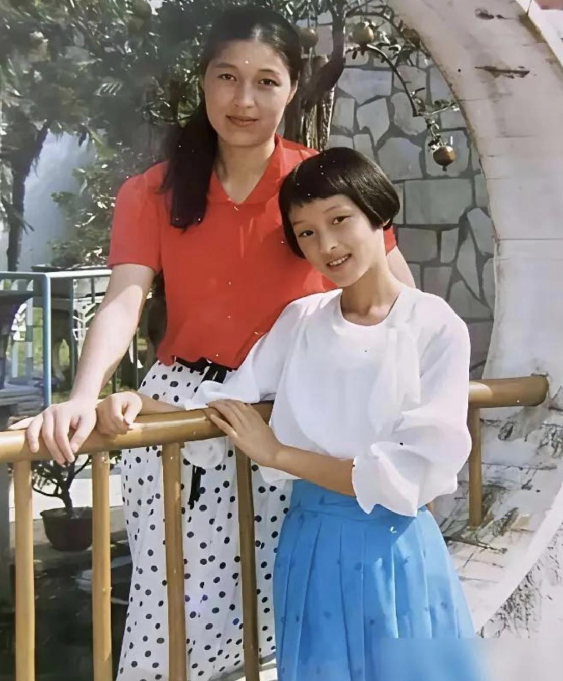 这是吴越小时候和妈妈的合影，小时候的吴越长相普通，长着长着丑小鸭就变成了白天鹅。