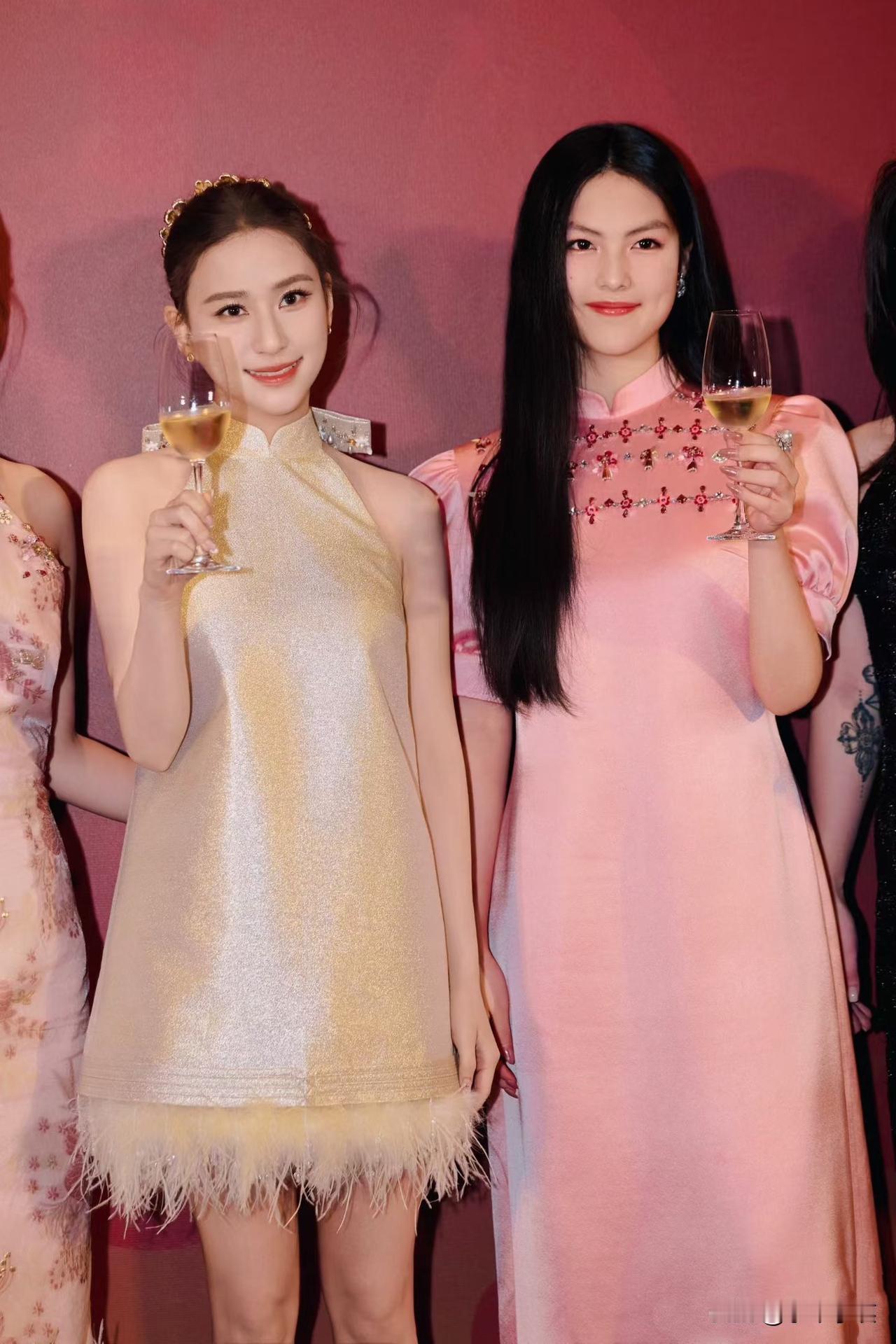 李湘分享的王诗龄出席活动照片，看得出小姑娘穿的粉色旗袍式礼服裙应该价格不菲。
