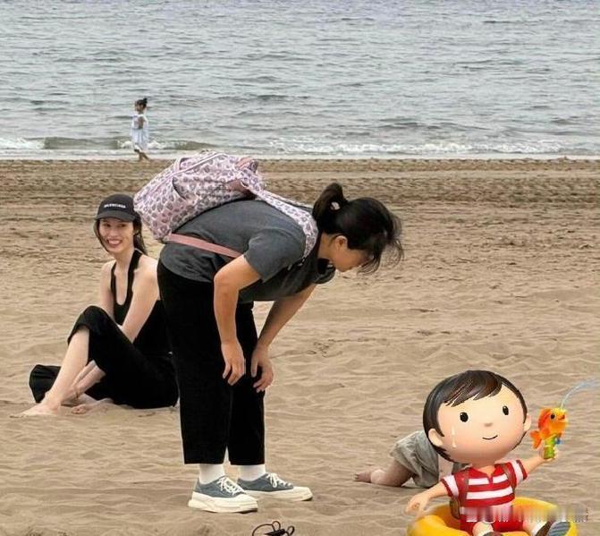 何穗海边带娃三保姆随行，网友：这才叫带娃