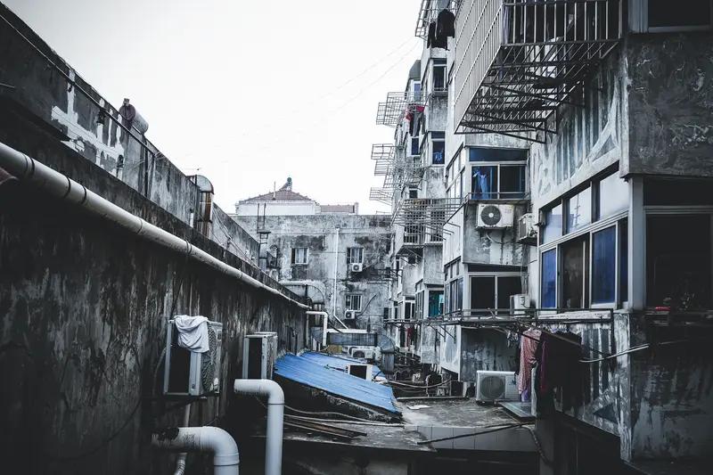 实际上，老旧小区的住户百分之百都愿意原拆原建。因为这样能彻底改变老破小环境差的状