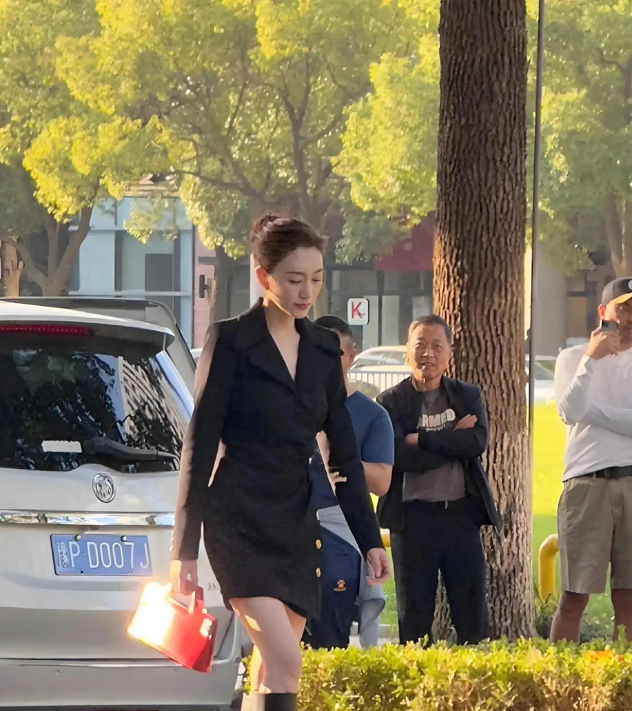 2026年2月，江苏街头拍新剧的47岁李小冉，直接把路边大爷看傻眼了！她扎个