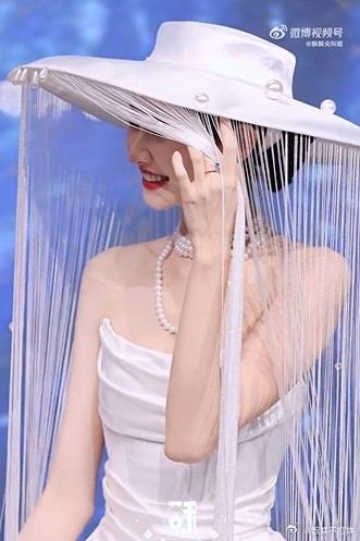 张艺凡美神降临微博之夜红毯张艺凡红毯状态好到离谱，复古优雅又温婉，美神降临名不