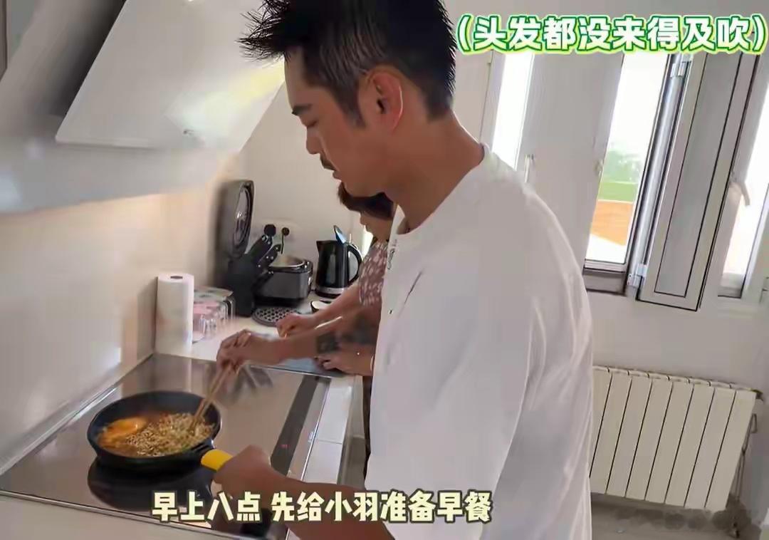 林丹西班牙陪读儿子，亲妈出镜婆媳好，住别墅买2辆豪车生活富足