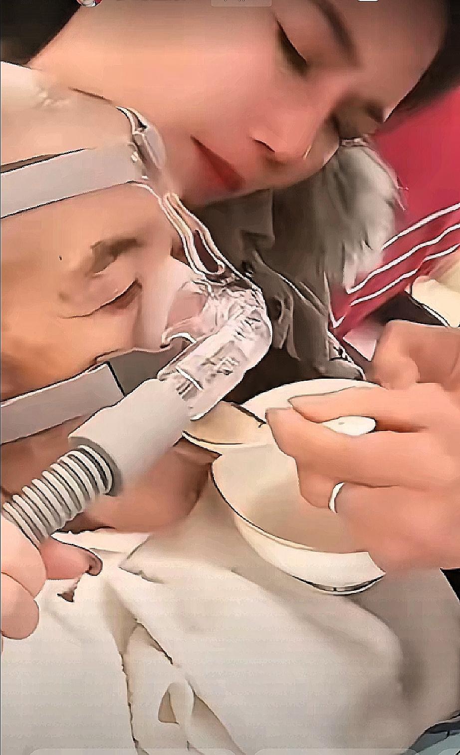 有一种爱，是轮回的拥抱。父亲病危，坚持要回到出生的地方走完最后一程。在女儿家生
