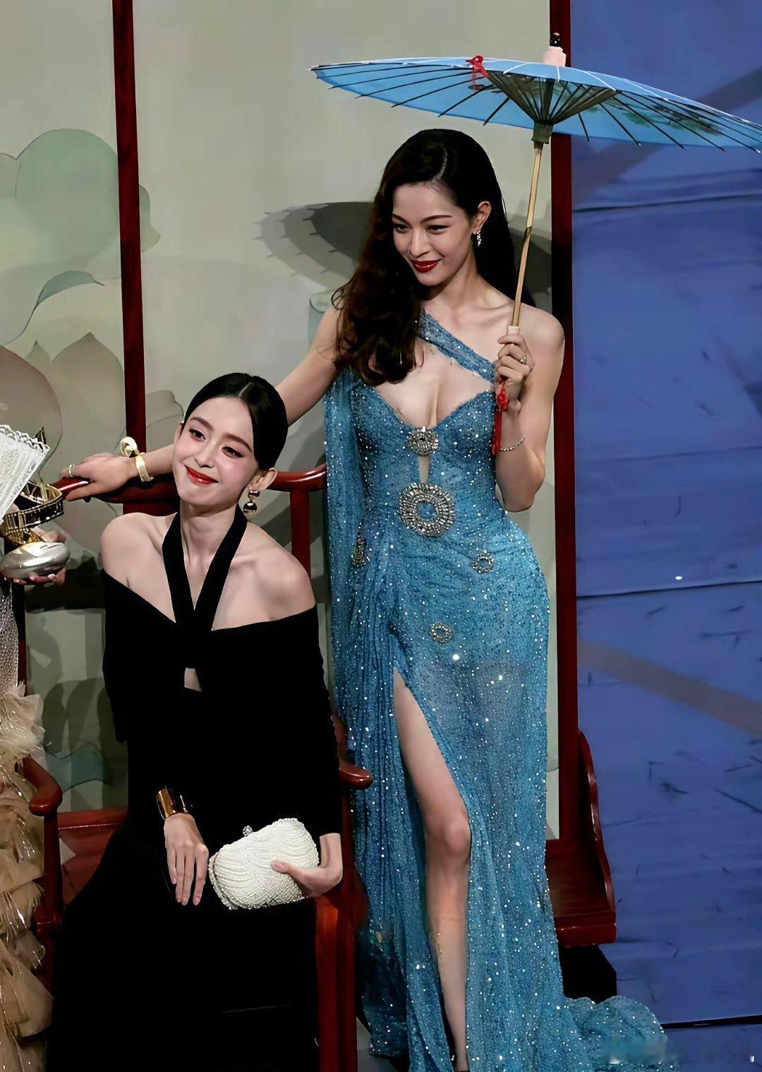 肩带一松，全网屏住呼吸。​​​钟楚曦把快掉的深V礼服单手按回身上，嘴角还挂着营业