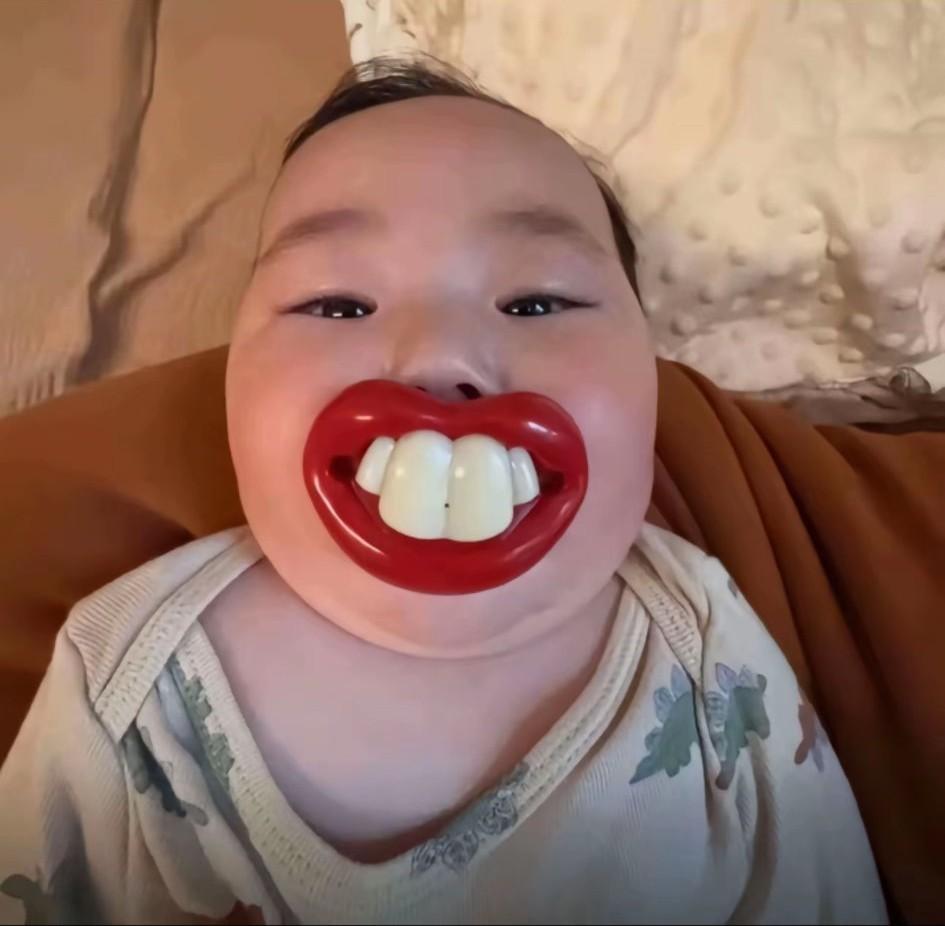 现代的婴儿安抚奶嘴设计，真的太搞笑了，你看那造型，也不知道是哪个“脑洞大开”的设