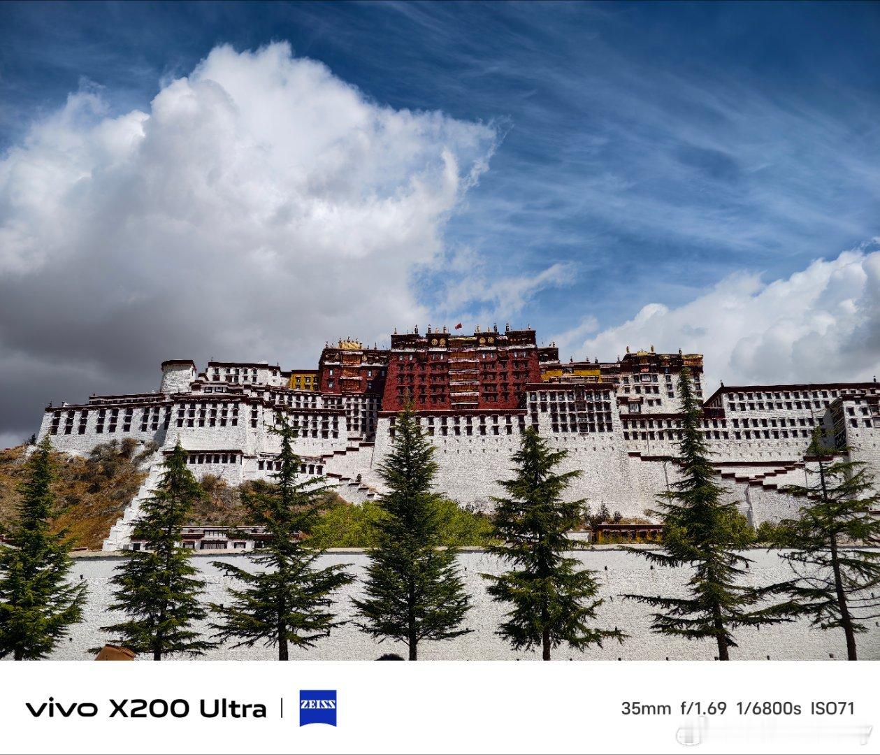 拉萨永远不缺少虔诚的信徒。但是看过西藏百万农奴解放纪念馆之后，我对这些虔诚的信徒