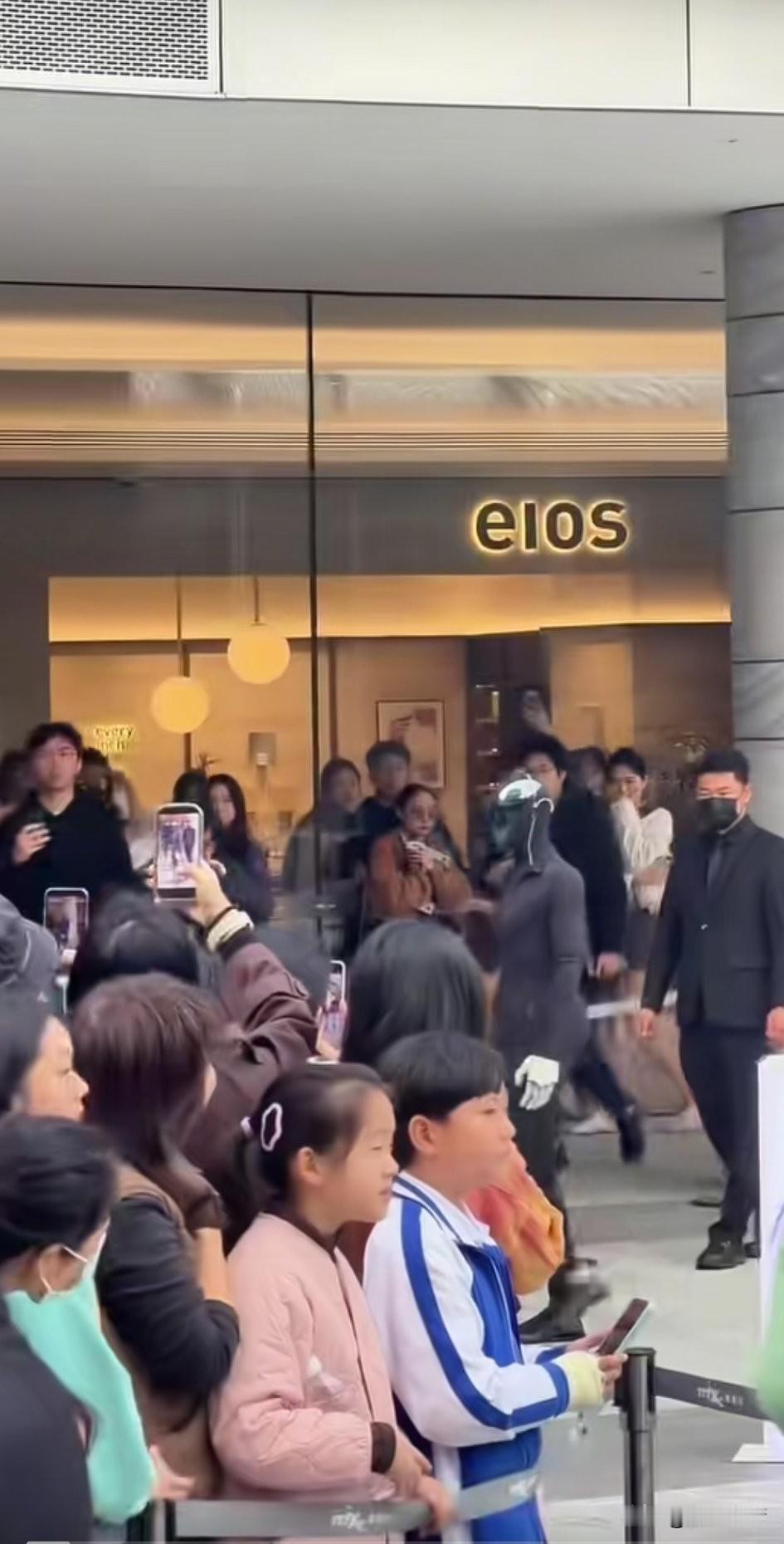 万万想不到人工智能已经被应用到了机器人身上，小鹏机器人以前被人们怀疑是人扮的，这