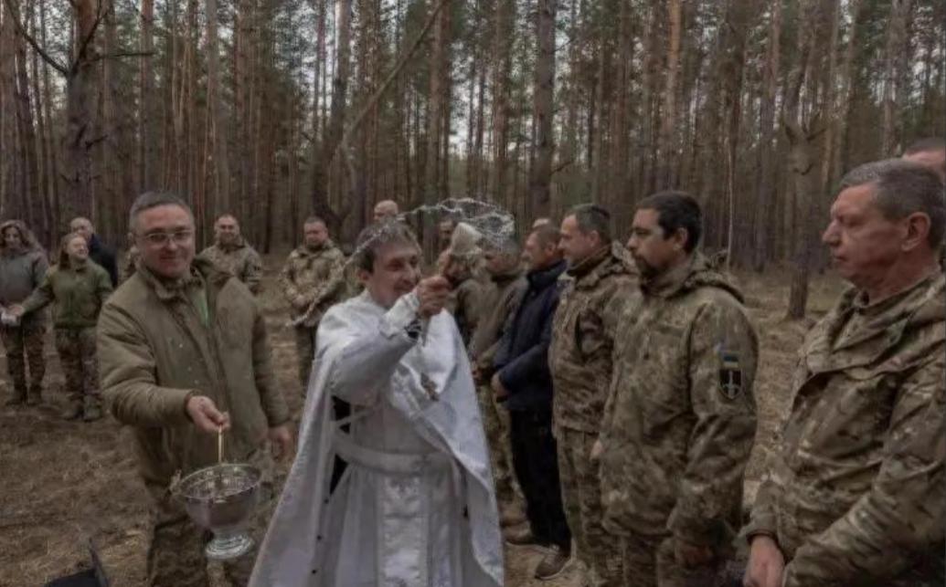 乌克兰冤不冤。四年多的时间，四年多的拼杀，硬生生把俄罗斯从一个超级大国打成了普通