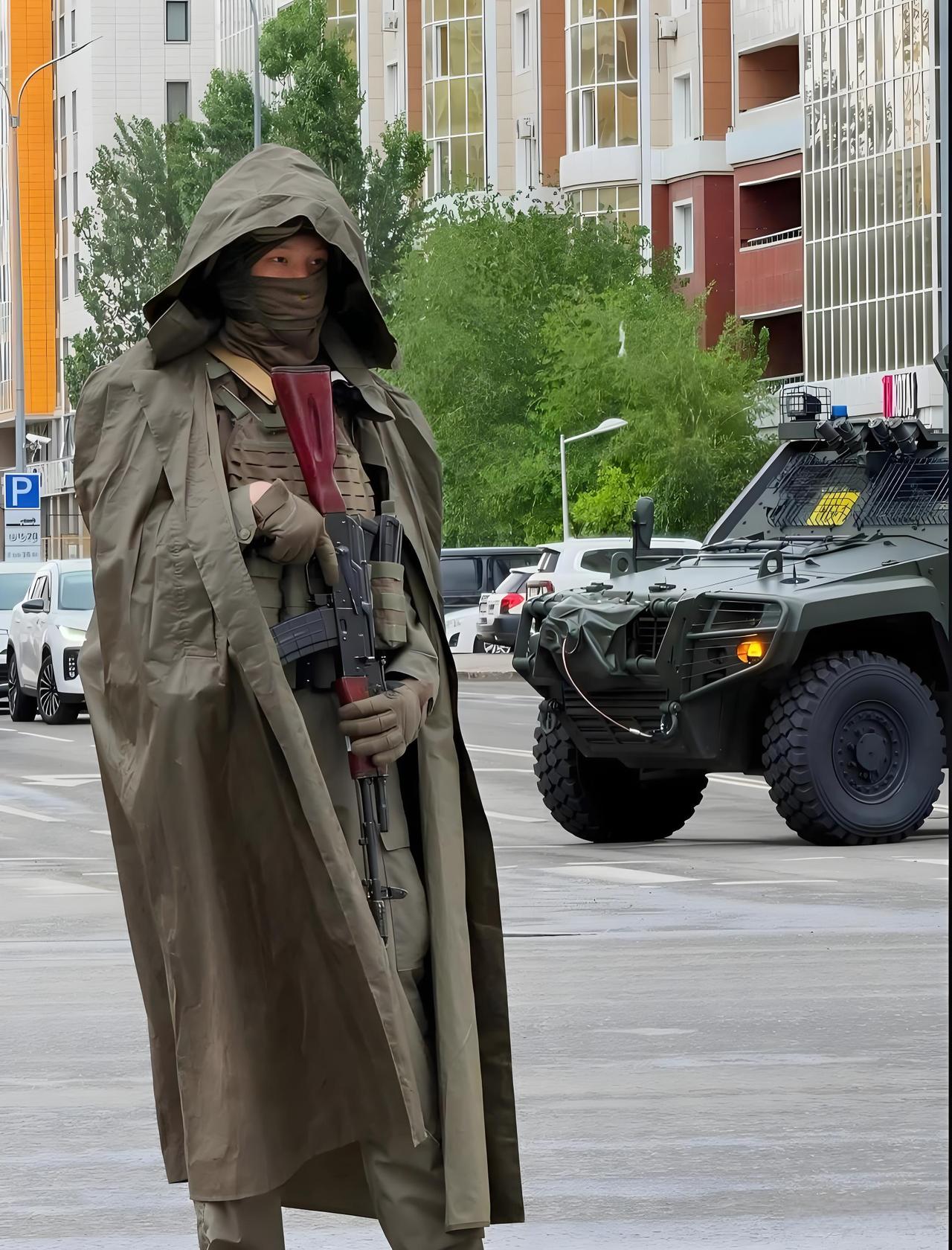 普京访哈，这把AK-74才是真正的“护身符”！镜头拉近，枪口朝下，30发弹匣压