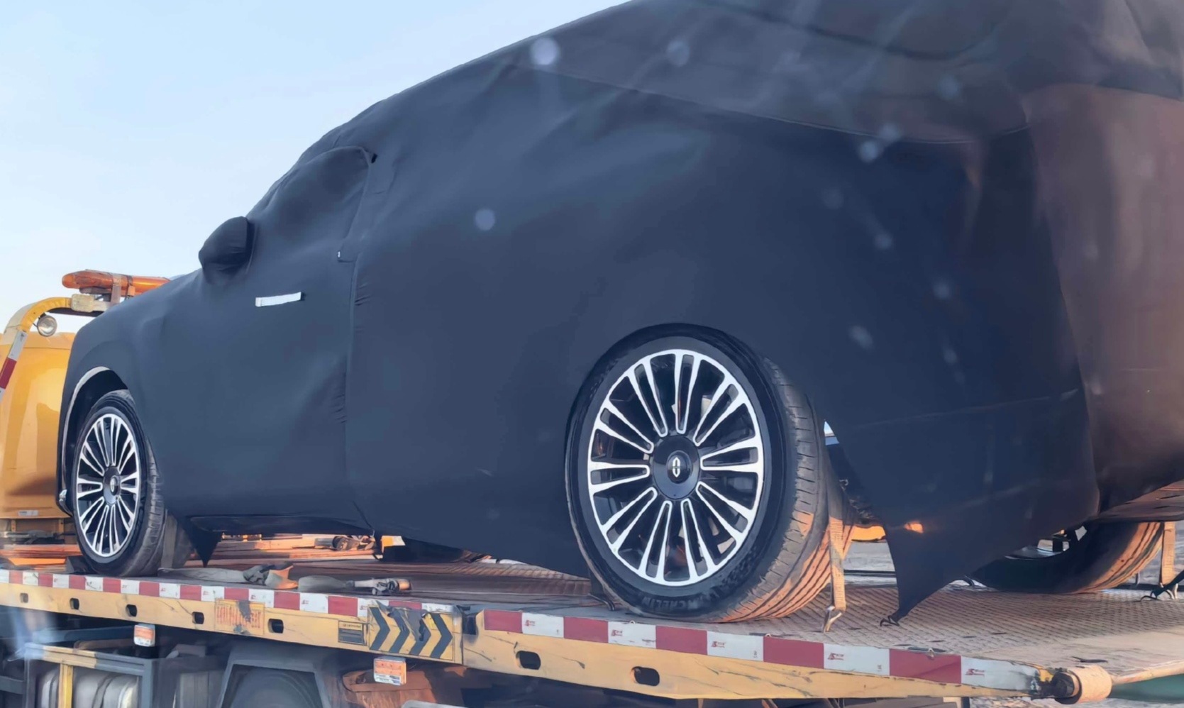 这是哪款测试车，看着好庞大？