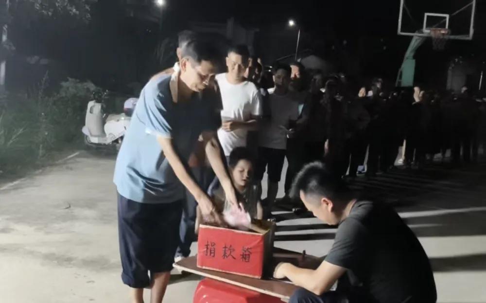 广西一个叫黄安的小村子，干了一件大事。四天时间，450多口人，凑了八万多块钱
