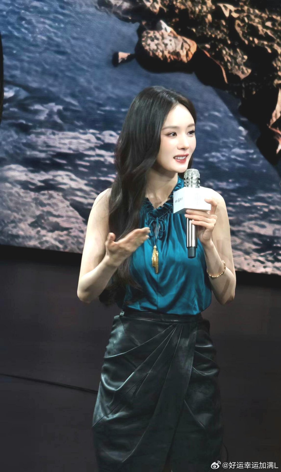 享界G9及鸿蒙智行新品发布会杨幂现身成都车展#杨幂##鸿蒙智行##车展#​