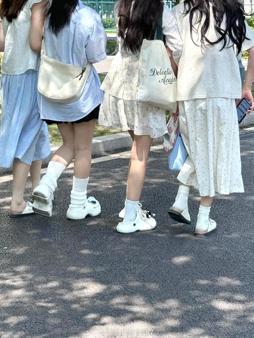 我趣！今天下课看到的...穿洞洞鞋一定要穿袜子吗🧦？感觉我穿的有点闷呀