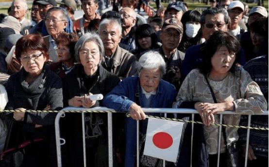 最近日元快把日本逼疯了，美元兑日元一直在159左右晃悠，就差一步到160，可日本