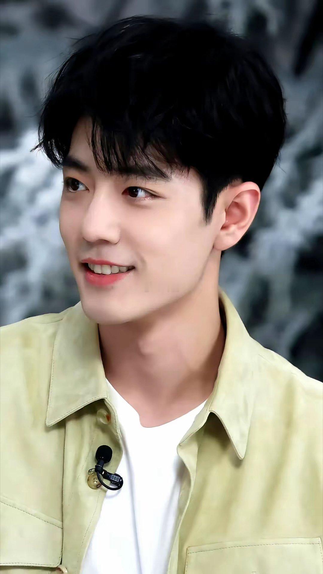 看到个消息，直接给我整乐了。肖战今天出组直奔上海，说是为了跨年夜的舞台，专门跑过