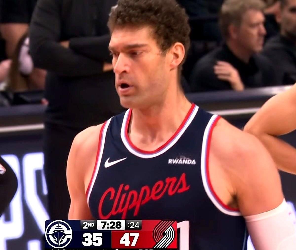 六连败。像钝刀割肉。全世界的唾沫星子快把快船更衣室淹了。然后，他们闭上了嘴