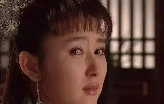 1665年，鳌拜打了女儿兰格格。夜里，他在女儿窗外，竟看到兰格格刚洗完澡，啥也没