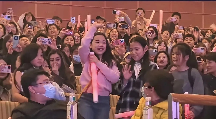 小酒窝成顶流了，带着她的闺蜜团来看继父张维伊的演出，张维伊爆红，在台上打扮时尚，