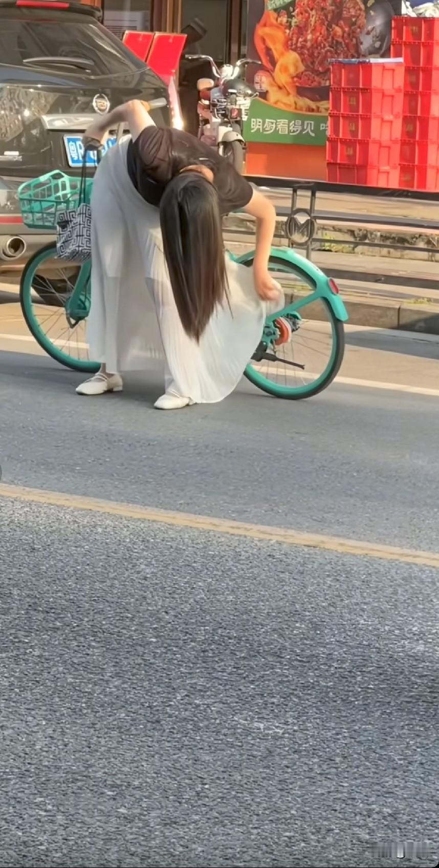 最佩服夏天留披肩长发的女人，头发糊在后背上出门能热半死