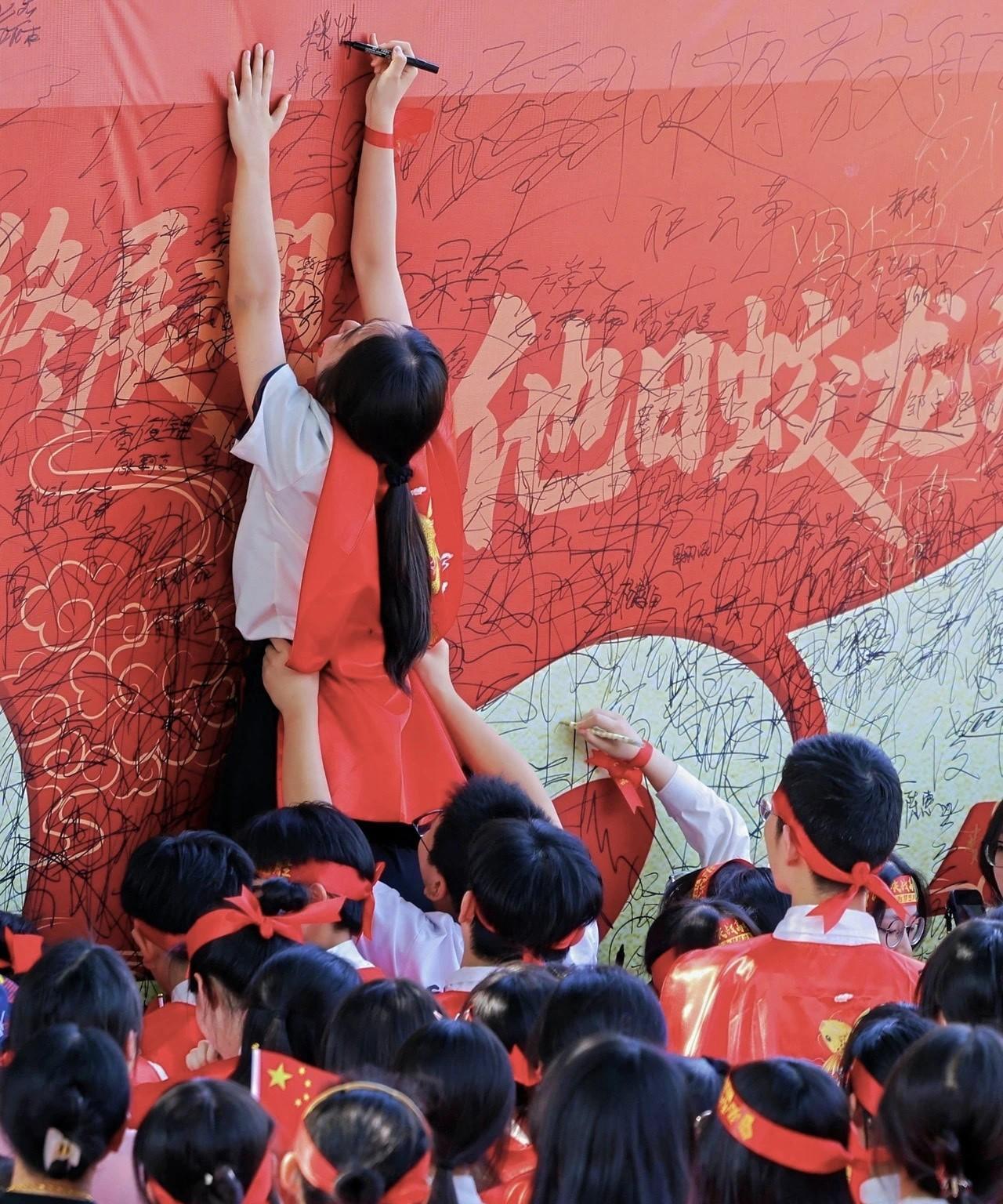 #分享城市新鲜事#今日六一，可否许我再少年？以年龄为刻度，人的一生分成童年、少