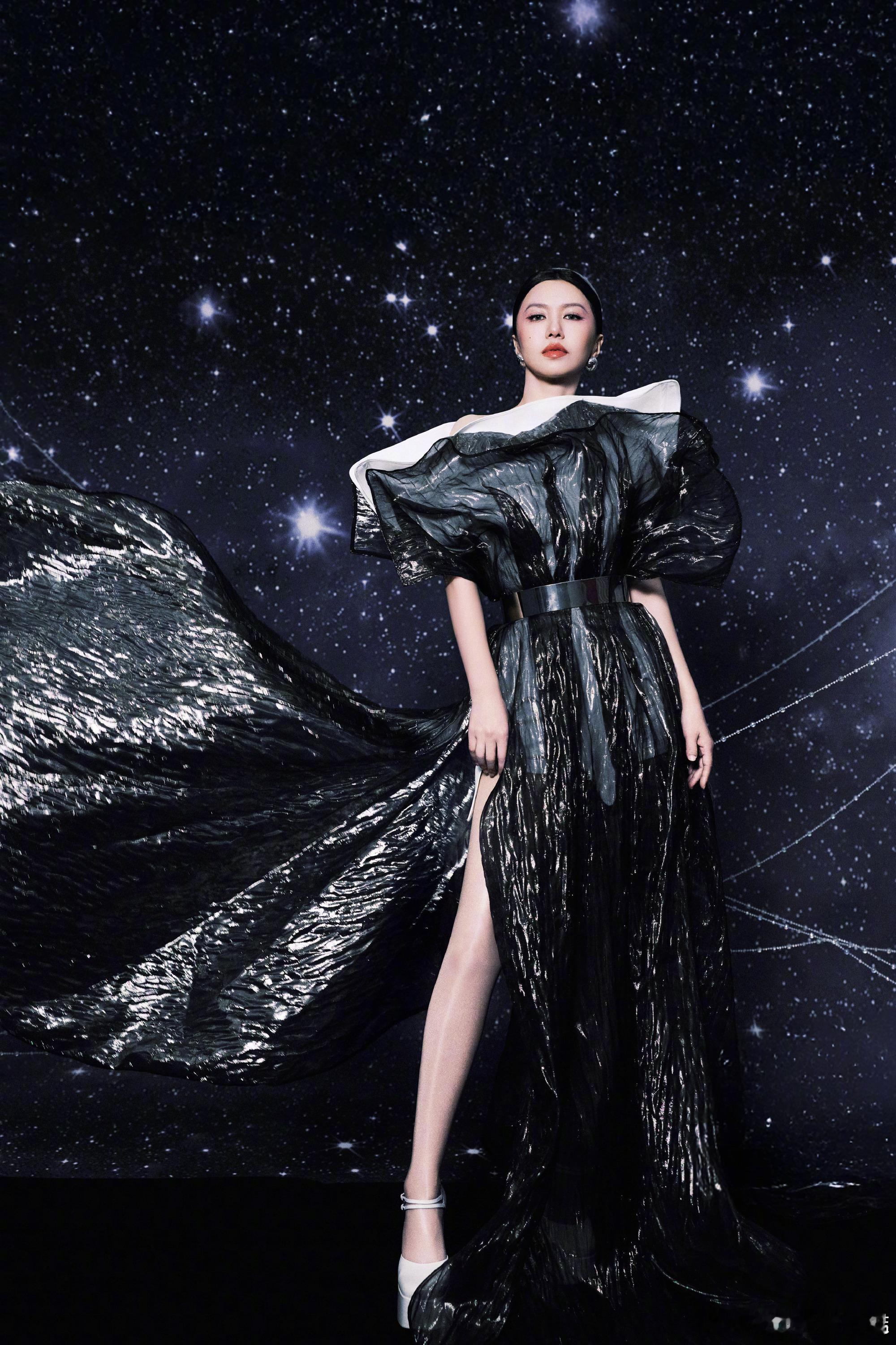 谭维维羊毛卷有歌羊毛细卷带来的那种蓬松空气感太好了，让整个造型看起来轻盈又时髦