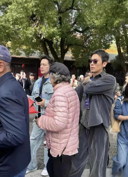 老天呐，曾经的男神，差点认不出来了！​​​