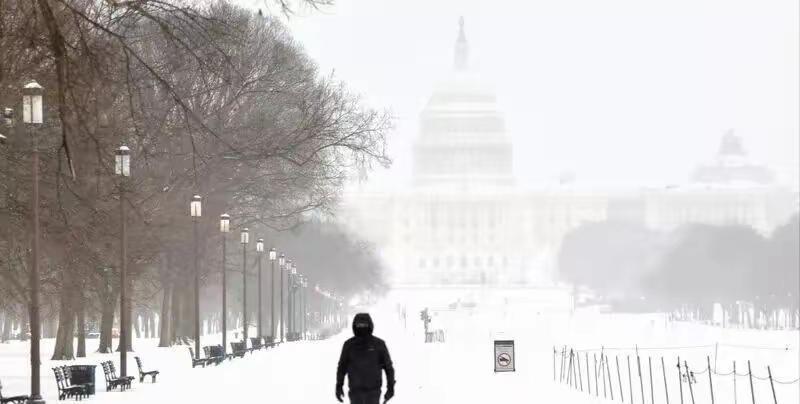 这事要是发生在中国能被喷冒烟！很多官员都要被问责。美国的这场雪目前已经夺走了45