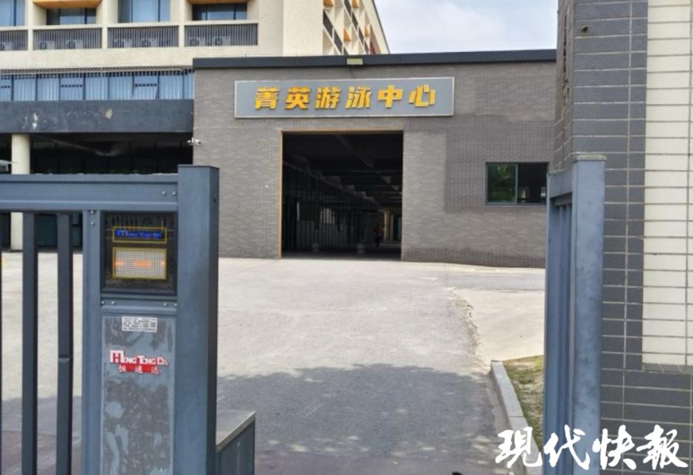 江苏盐城，61岁返聘教师身体硬朗、酷爱游泳，某天下午刚下讲台便走进校内游泳中心放