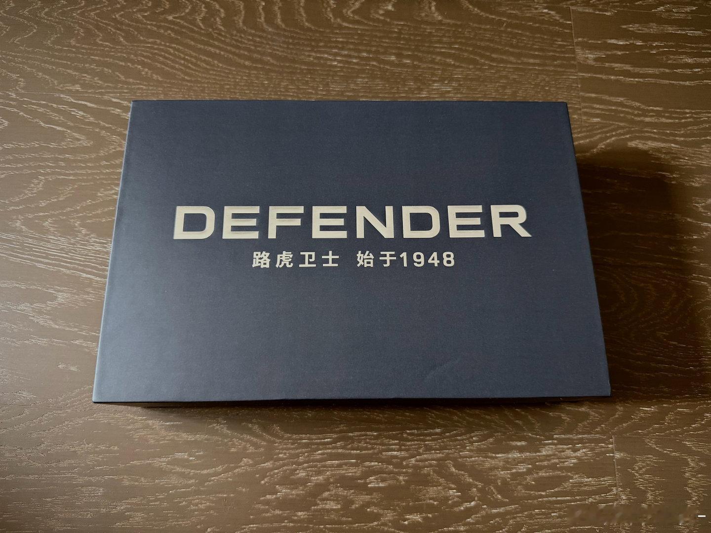 我也没买过卫士，路虎给我送了卫士礼盒。那么，我是不是得买台路虎卫士了？[doge]走个面！​