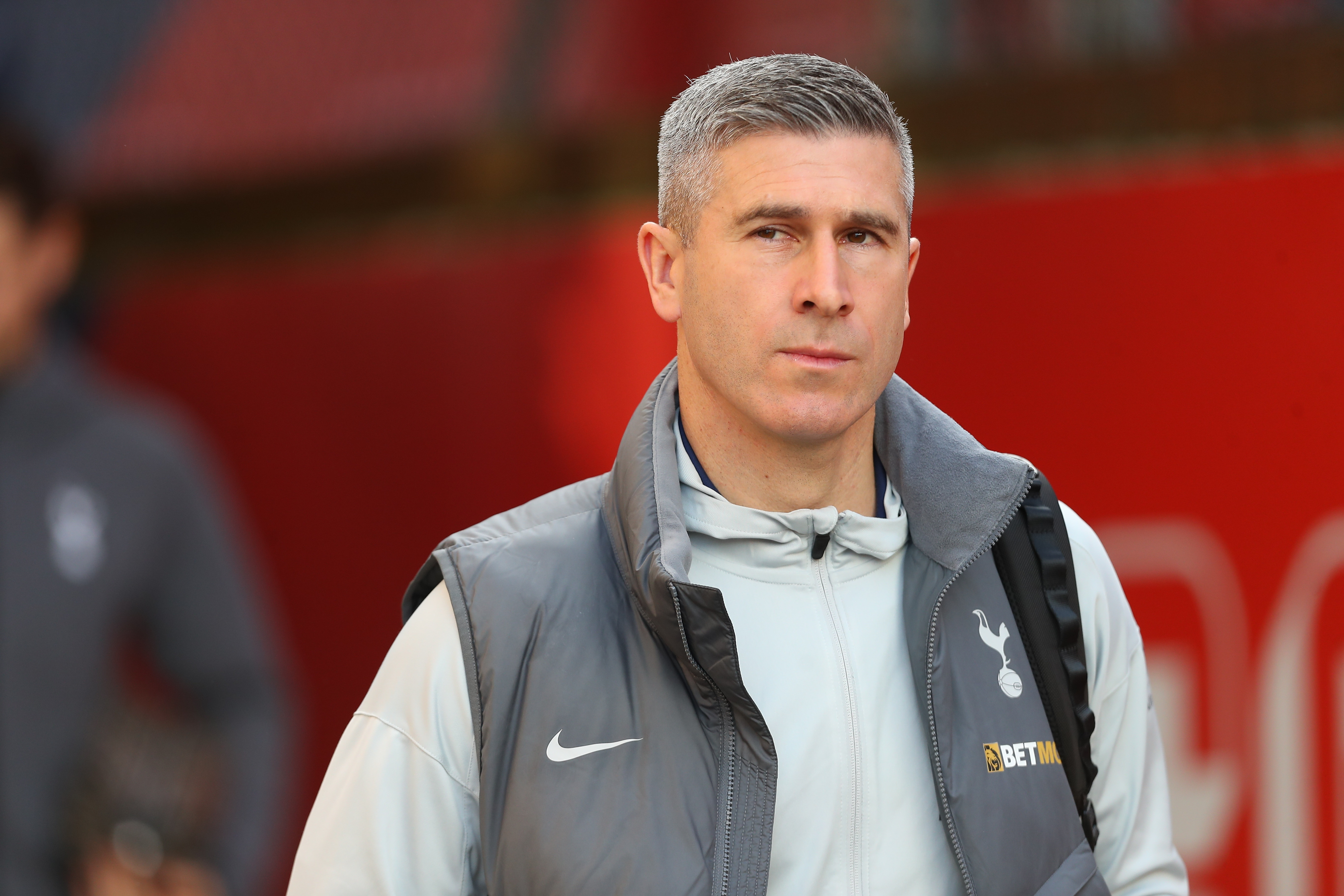 王晓瑞: 蒙哥马利上周已与国安谈妥合同, 蓉城压根就从没谈判过